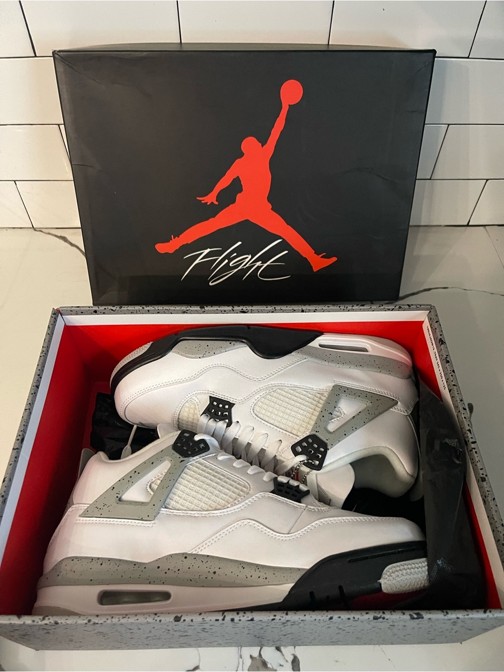 Men’s Retro 4 White Cement Size 9.5. - Picture 2 of 8